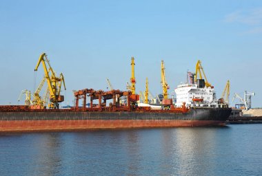 toplu yük gemisi liman vinç altında