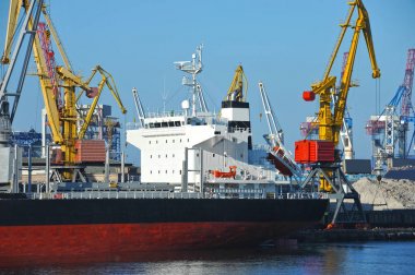 toplu yük gemisi liman vinç altında