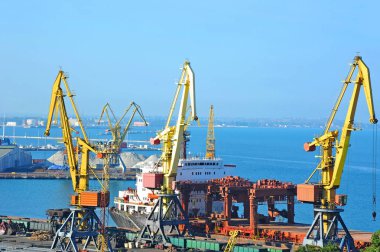 toplu yük gemisi liman vinç altında