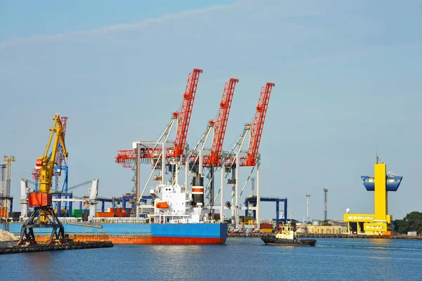 Bulk cargo ship under port crane — Stock Photo, Image