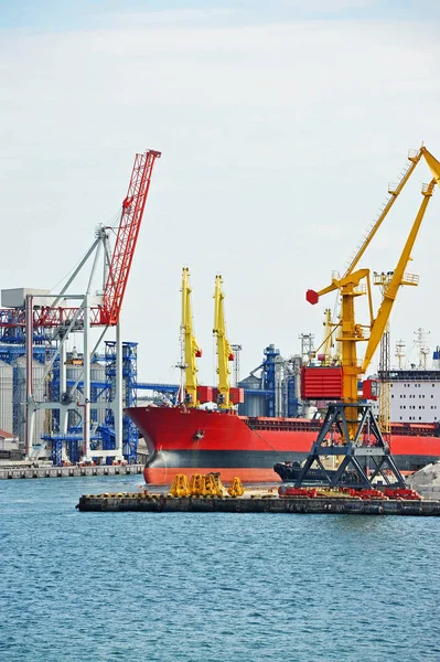 Bulk cargo ship under port crane — Stock Photo, Image