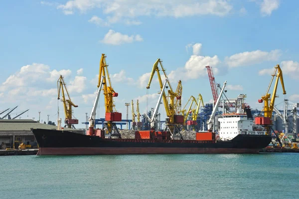 Bulk cargo ship under port crane — Stock Photo, Image