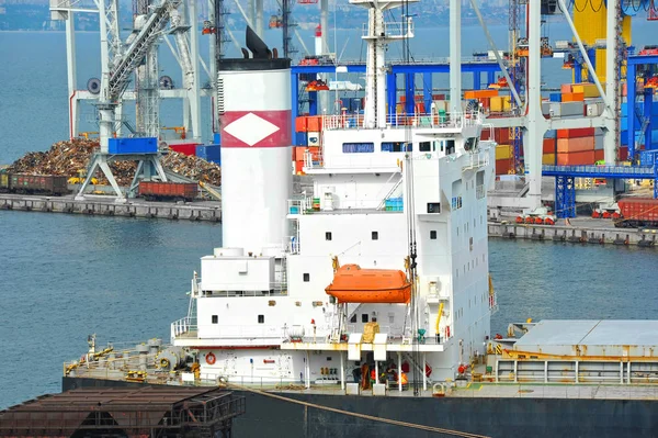 Bulk cargo ship under port crane — Stock Photo, Image