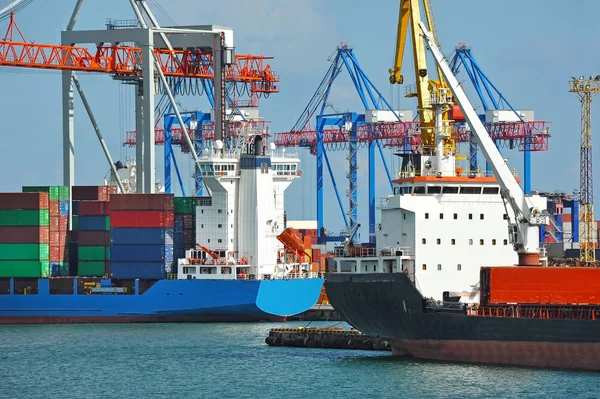 Guindaste, navio e contentor de carga portuária — Fotografia de Stock