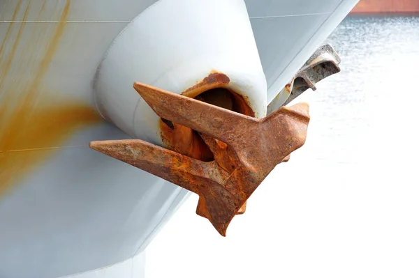 Anchor on ship hull — Stock Photo, Image