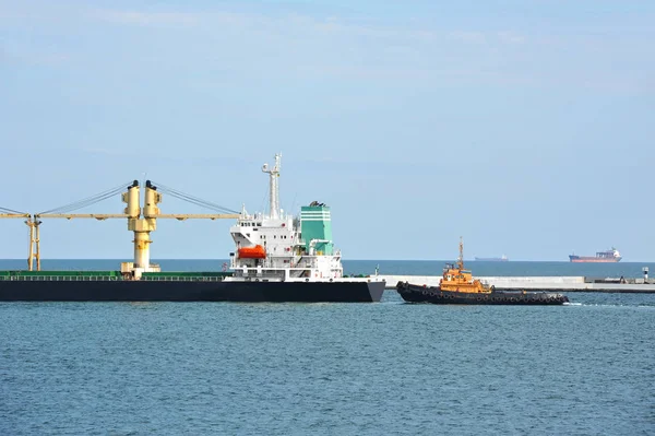 Buque remolcador que ayuda a buques de carga a granel — Foto de Stock