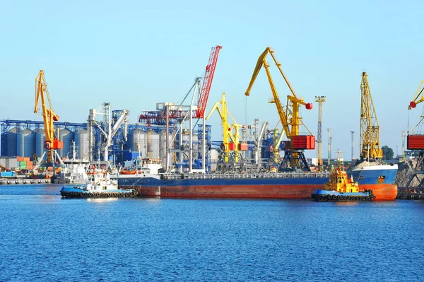 Tugboat asistarea vrac navă de marfă — Fotografie, imagine de stoc