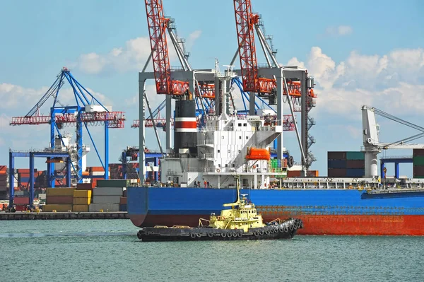 Sleepboot meewerkende bulk vrachtschip — Stockfoto