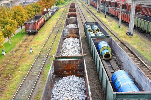 Tren de mercancías y metal — Foto de Stock