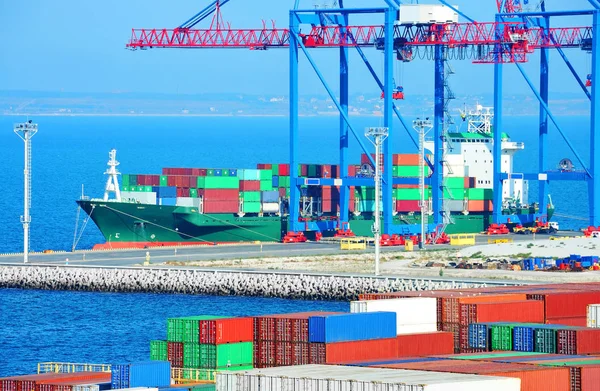 Poort lading kraan, schip en verpakking — Stockfoto