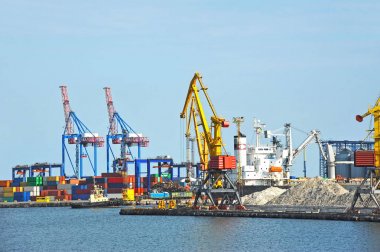 toplu yük gemisi liman vinç altında