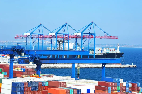 Bağlantı noktası kargo vinç, gemi ve konteyner — Stok fotoğraf