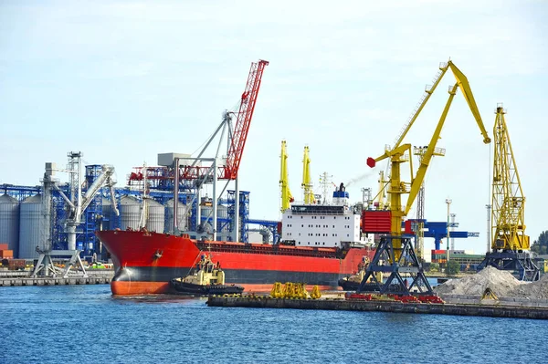 Bulk cargo ship under port crane — Stock Photo, Image