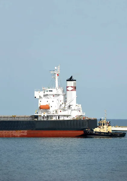 Vontatóhajó támogató tömeges teherhajó — Stock Fotó