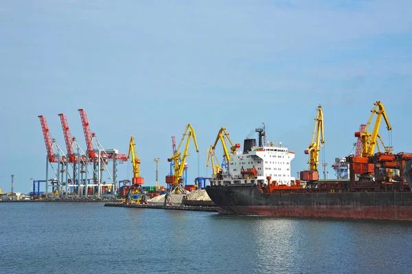 Bulk vrachtschip onder poort kraan — Stockfoto