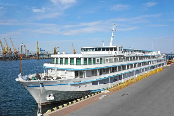 Navio de cruzeiro no porto — Fotografia de Stock