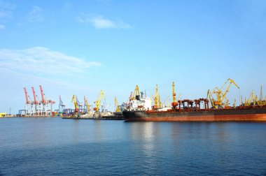 toplu yük gemisi liman vinç altında