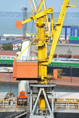 toplu yük gemisi liman vinç altında