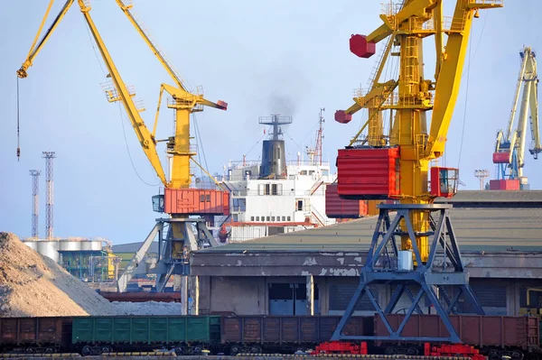 Bulk cargo ship and train under port crane — Stock Photo, Image