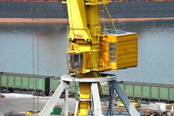 Poort lading kraan en trein — Stockfoto