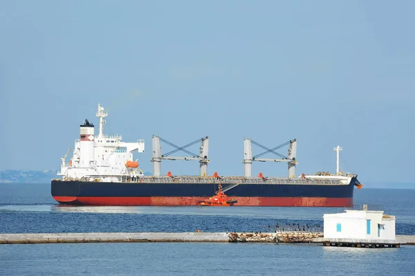 Pilot assisting bulk cargo ship — Stock Photo, Image