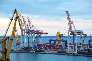 gün batımında Port kargo vinç