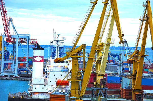 Schip onder kraan bij zonsondergang — Stockfoto