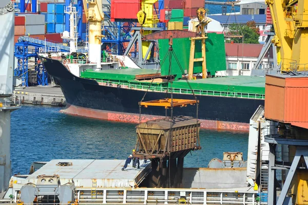 Bulk cargo ship and train under port crane — Stock Photo, Image