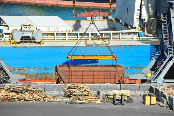 Bulk lastfartyg och tåg under hamnkranen — Stockfoto