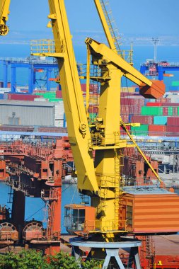 toplu yük gemisi liman vinç altında