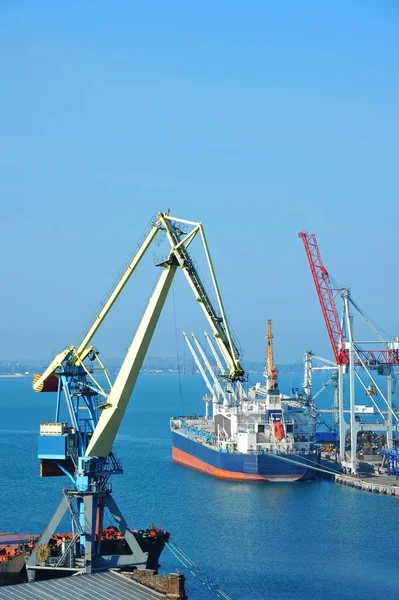 toplu yük gemisi liman vinç altında