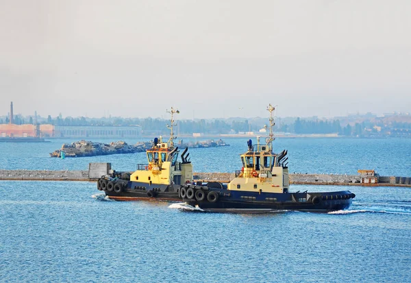 Sleepboot in de kade van de haven — Stockfoto