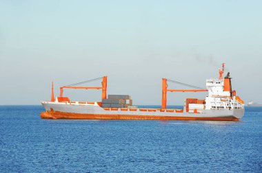 Konteyner nakliye gemisi yığında