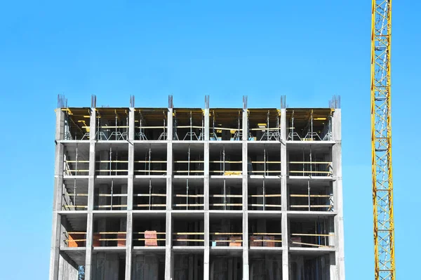 Kraan en highrise bouwplaats — Stockfoto