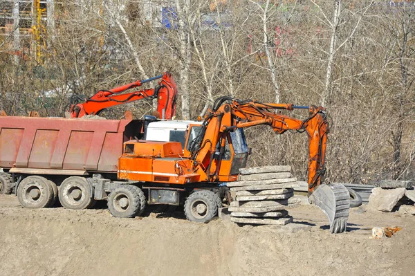 Máquina escavadora no canteiro de obras — Fotografia de Stock