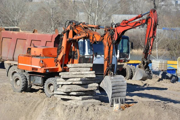 Máquina escavadora no canteiro de obras — Fotografia de Stock