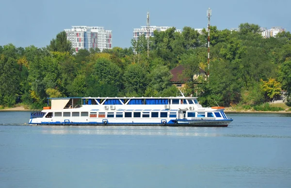 Flussschiff auf Motorreise — Stockfoto