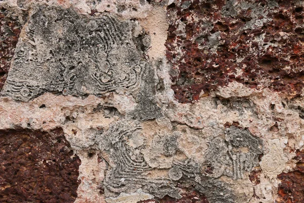 Antik kentin taş duvar yıpranmış.