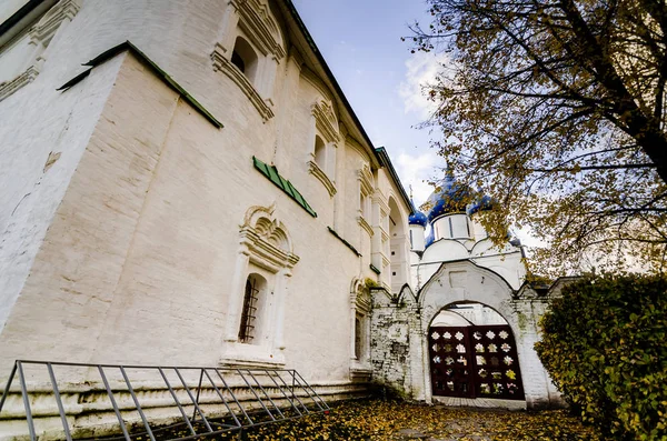 Destinazione turistica popolare in Suzdal . — Foto Stock