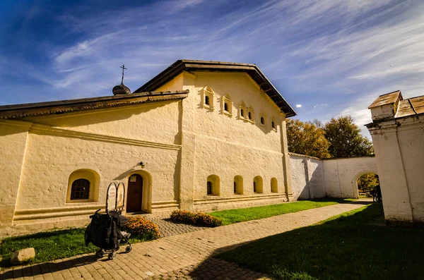 Безліч туристів в місті Suzdal. — стокове фото