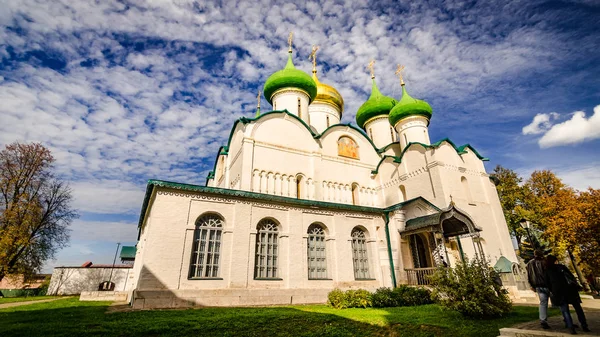 Безліч туристів в місті Suzdal. — стокове фото