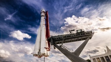 fırlatma rampasında uzay roketi