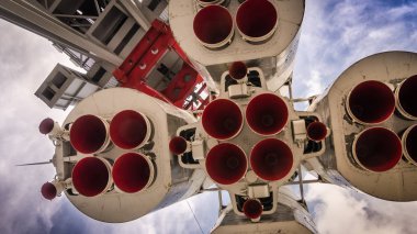 fırlatma rampasında uzay roketi