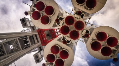 fırlatma rampasında uzay roketi