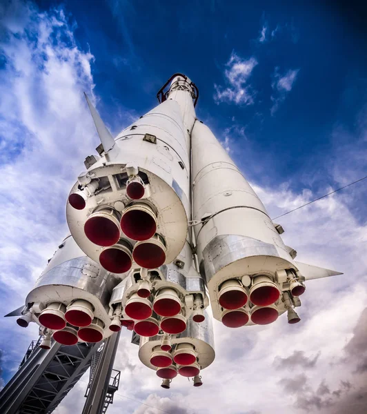 Kosmická raketa na startovací rampě — Stock fotografie