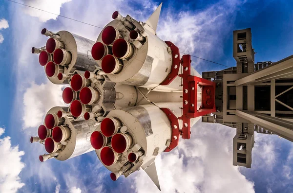 fırlatma rampasında uzay roketi