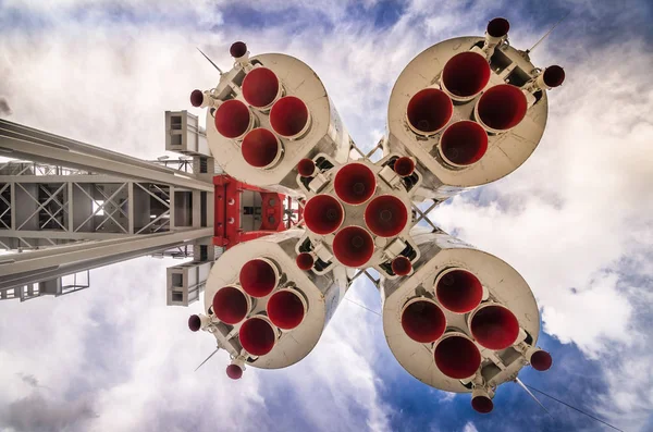 fırlatma rampasında uzay roketi