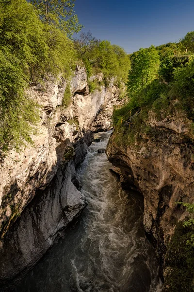 River gorge akışında