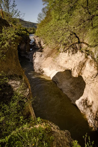 Dağlarda küçük nehir