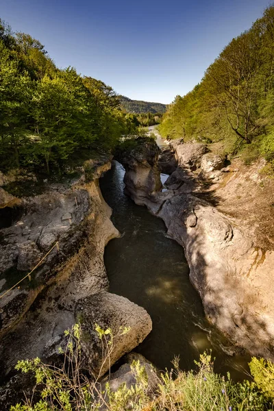 Güzel kanyon ve içinde nehir